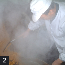 蒸し釜で柔らかく蒸し上げる工程