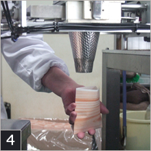 経木容器に詰める工程