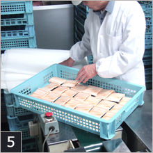 仕込み箱に並べる工程