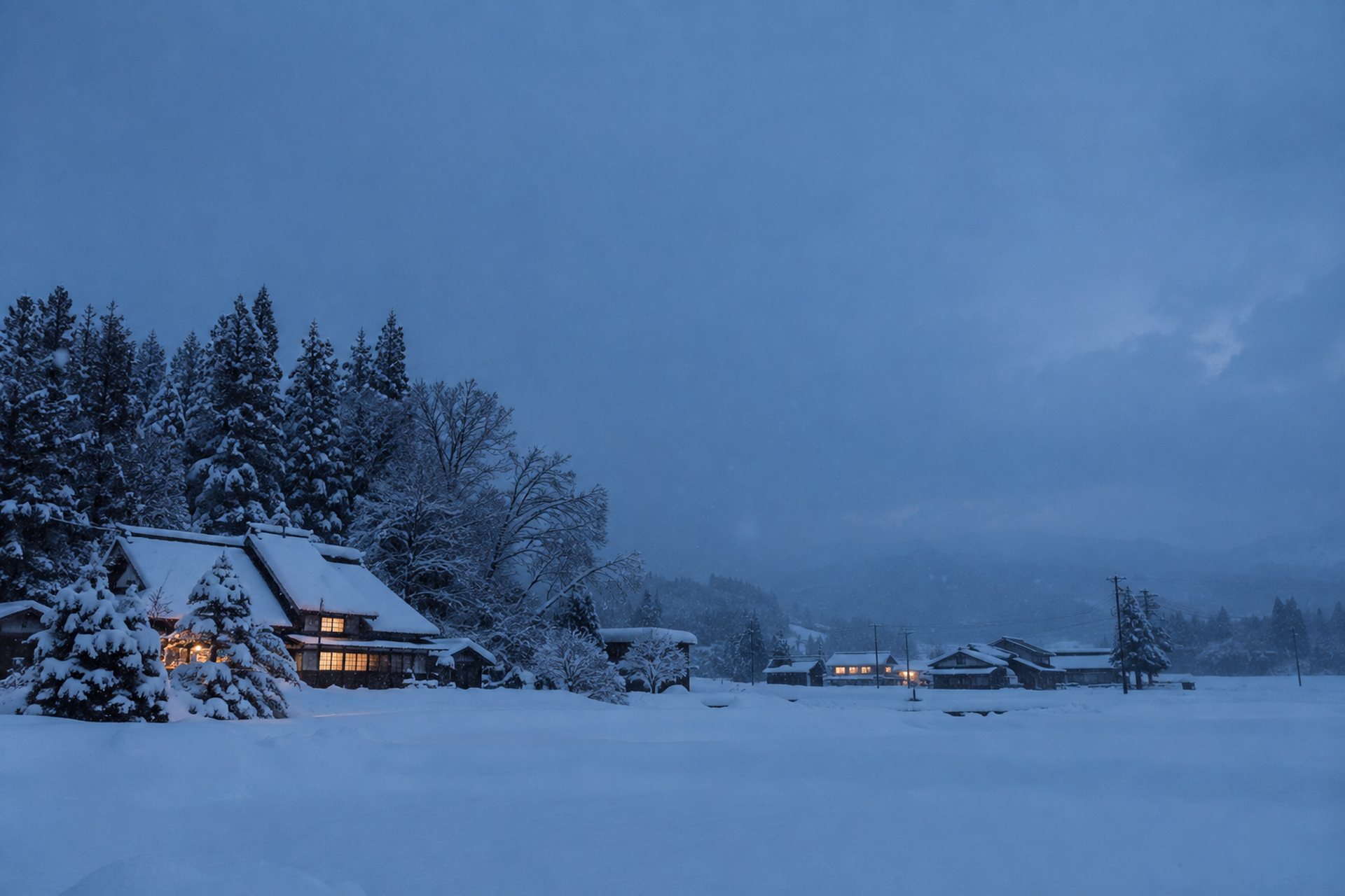 夜明けの秋田・横手の雪景色と民家の灯り
