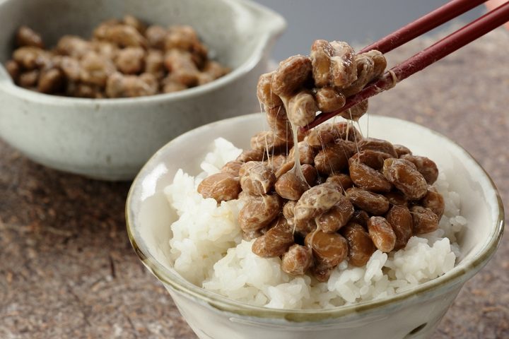 ごはんにのせた納豆を箸で持ち上げたところ