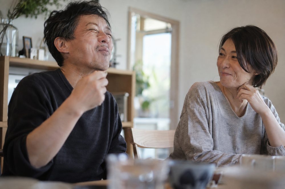 食卓で笑い合う夫婦