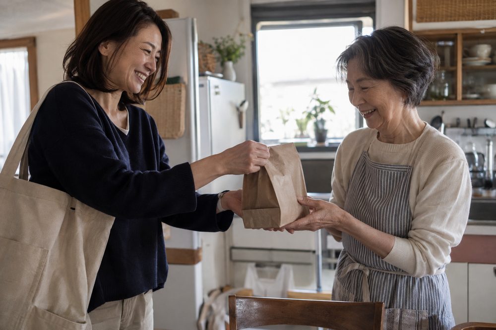 母親に紙袋を手渡す娘