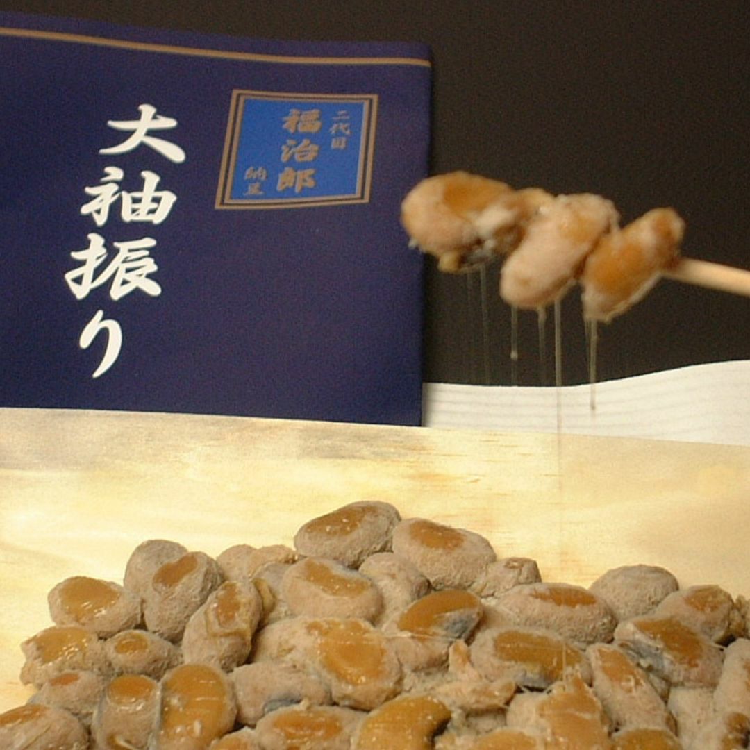 大袖振り納豆を爪楊枝で刺した写真